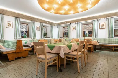 Ein Restaurant oder anderes Speiselokal in der Unterkunft Gasthof Aigner ***