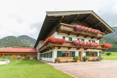 Ein allgemeiner Bergblick oder ein Berglick von des Bed & Breakfasts aus