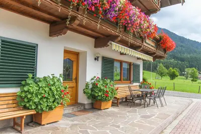 Ein allgemeiner Bergblick oder ein Berglick von des Bed & Breakfasts aus