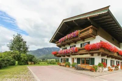 Ein allgemeiner Bergblick oder ein Berglick von des Bed & Breakfasts aus
