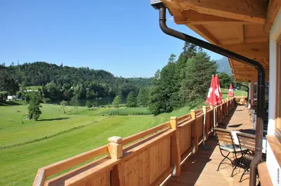Ein allgemeiner Bergblick oder ein Berglick von des Bauernhofs aus