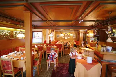 Ein Restaurant oder anderes Speiselokal in der Unterkunft Hotel Mitterer