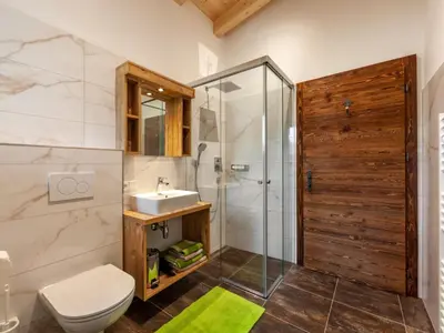 Ein Badezimmer in der Unterkunft Apartment Chalet Spatn by Interhome