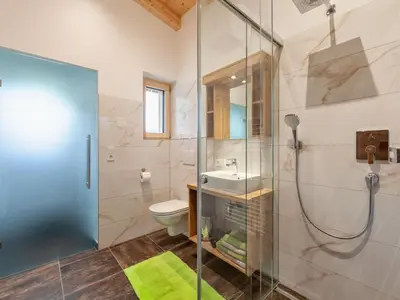 Ein Badezimmer in der Unterkunft Apartment Chalet Spatn by Interhome