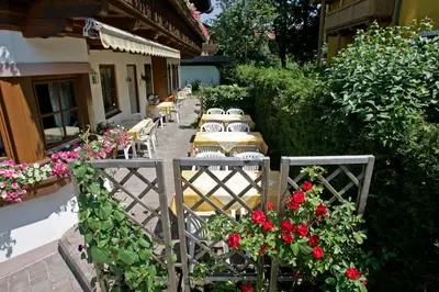 Ein Garten an der Unterkunft Hotel Sonne