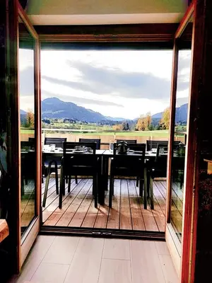 Ein allgemeiner Bergblick oder ein Berglick von des Ferienhauses aus