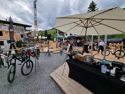 Ein Restaurant oder anderes Speiselokal in der Unterkunft SKILL Mountain Lodge - Ski und Bike Hostel im Sommer mit JOKER CARD