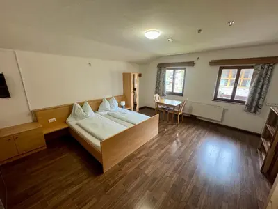Ein Bett oder Betten in einem Zimmer der Unterkunft SKILL Mountain Lodge - Ski und Bike Hostel im Sommer mit JOKER CARD