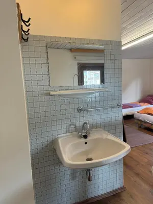 Ein Badezimmer in der Unterkunft SKILL Mountain Lodge - Ski und Bike Hostel im Sommer mit JOKER CARD