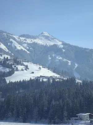 Ein allgemeiner Bergblick oder ein Berglick von der Ferienwohnung aus
