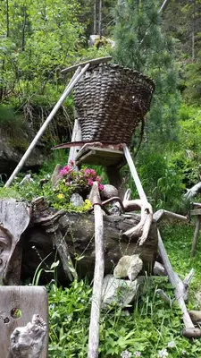 Ein Garten an der Unterkunft Landhaus Tirol