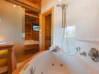 Ein Badezimmer in der Unterkunft Chalet Hochkrimml 2 by Interhome