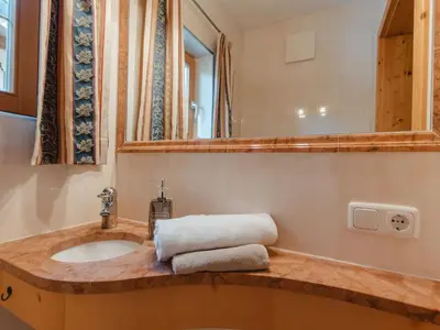 Ein Badezimmer in der Unterkunft Chalet Hochkrimml 2 by Interhome