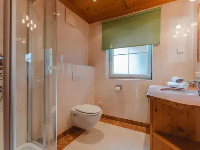 Ein Badezimmer in der Unterkunft Chalet Hochkrimml 2 by Interhome