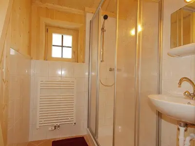 Ein Badezimmer in der Unterkunft Holiday Home Schwendau-1 by Interhome