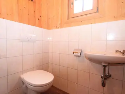 Ein Badezimmer in der Unterkunft Holiday Home Schwendau-1 by Interhome
