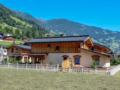 Ein allgemeiner Bergblick oder ein Berglick von des Ferienhauses aus
