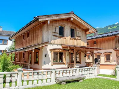 Das Gebäude in dem sich das Ferienhaus befindet