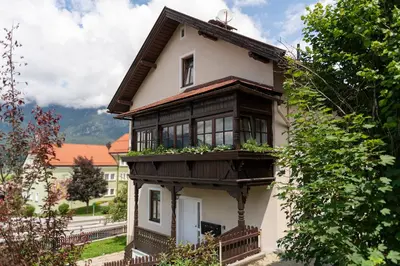 Das Gebäude in dem sich das Ferienhaus befindet