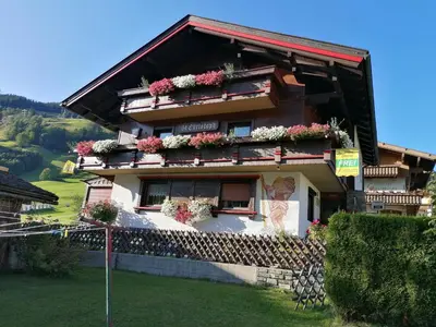 Ein allgemeiner Bergblick oder ein Berglick von des Privatzimmers aus