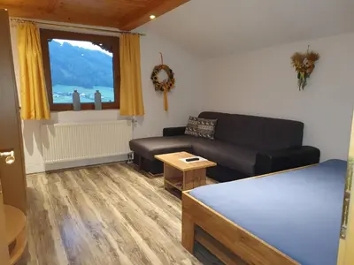 Ein Sitzbereich in der Unterkunft Gästehaus Flörl 1