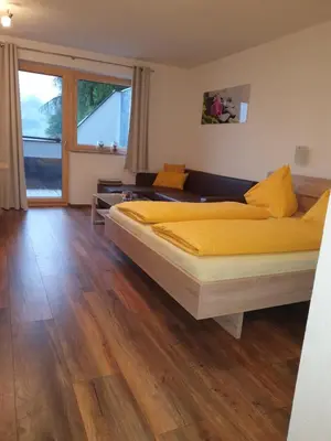 Ein Sitzbereich in der Unterkunft Gästehaus Flörl 1