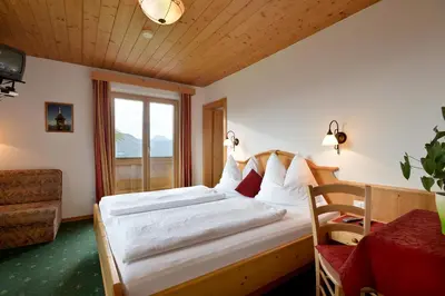 Ein Bett oder Betten in einem Zimmer der Unterkunft Alpengasthof Hirschberg