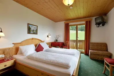 Ein Bett oder Betten in einem Zimmer der Unterkunft Alpengasthof Hirschberg