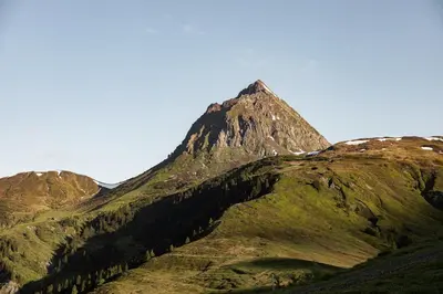 Ein allgemeiner Bergblick oder ein Berglick von des Aparthotels aus
