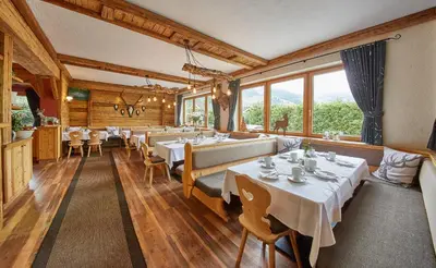 Ein Restaurant oder anderes Speiselokal in der Unterkunft Sportpension Enzian