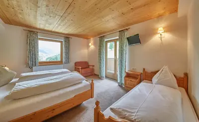 Ein Bett oder Betten in einem Zimmer der Unterkunft Sportpension Enzian
