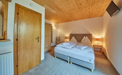 Ein Bett oder Betten in einem Zimmer der Unterkunft Sportpension Enzian
