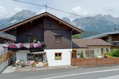 Ein allgemeiner Bergblick oder ein Berglick von der Ferienwohnung aus