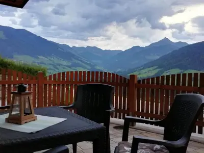 Ein allgemeiner Bergblick oder ein Berglick von der Ferienwohnung aus