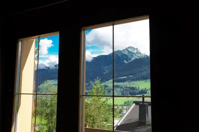 Ein allgemeiner Bergblick oder ein Berglick von des Ferienhauses aus