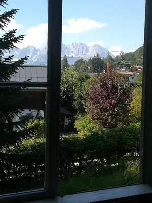 Ein allgemeiner Bergblick oder ein Berglick von des Ferienhauses aus