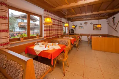 Ein Restaurant oder anderes Speiselokal in der Unterkunft BED and BREAKFAST Pension Foidl