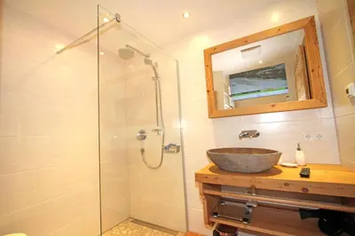 Ein Badezimmer in der Unterkunft Enzian Wohnung H