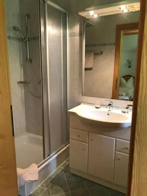 Ein Badezimmer in der Unterkunft Landhaus Montana