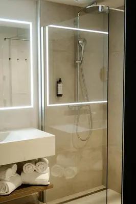 Ein Badezimmer in der Unterkunft LH Suites Aparthotel - NEW since 2025