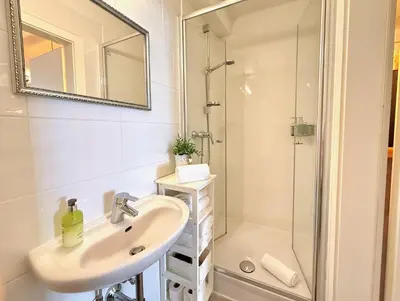 Ein Badezimmer in der Unterkunft BELLE KITZ PURE im Zentrum by Belle Stay