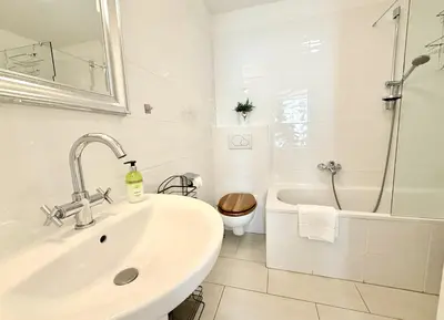 Ein Badezimmer in der Unterkunft BELLE KITZ PURE im Zentrum by Belle Stay