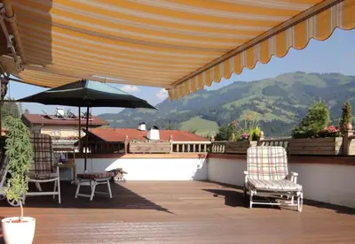 Ein allgemeiner Bergblick oder ein Berglick von des Chalets aus