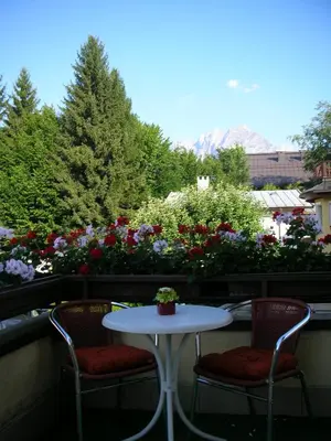 Ein Garten an der Unterkunft Café Rainer