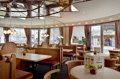Ein Restaurant oder anderes Speiselokal in der Unterkunft Café Rainer