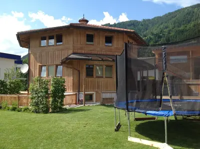 Das Gebäude in dem sich das Ferienhaus befindet
