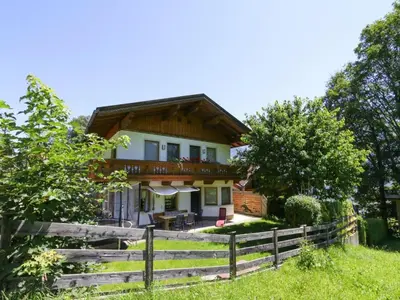 Ein Garten an der Unterkunft Holiday Home in Fügenberg near Spieljochbahn