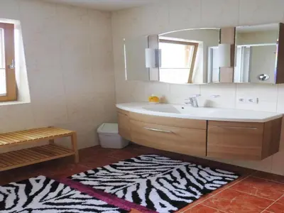 Ein Badezimmer in der Unterkunft holiday home Emberger, Fügen