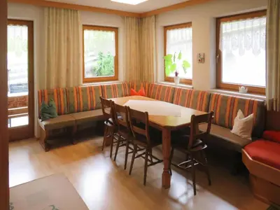 Ein Sitzbereich in der Unterkunft holiday home Emberger, Fügen