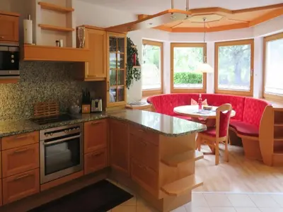 Küche/Küchenzeile in der Unterkunft holiday home Emberger, Fügen